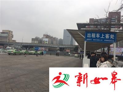 火车北站出租车上客处，一边是排起长队的乘客，一边是寥寥可数的出租车。