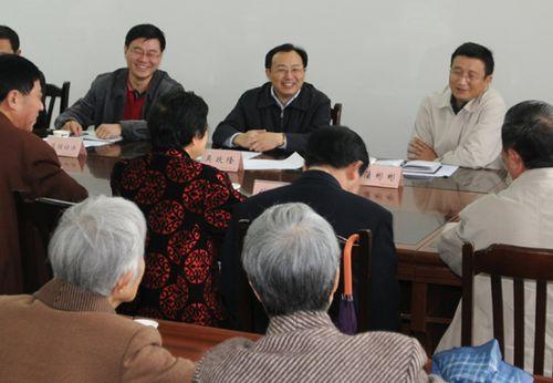 2009年11月11日，时任重庆市委常委、万州区委书记的吴政隆接待信访群众。