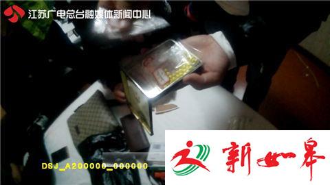 小偷趁乘客上下车联手盗窃 抓捕时发现疑似毒品