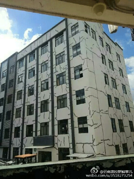 网曝“云南林职宿舍楼出现大面积裂纹被绑满绷带” 校方：属新型墙体材料不影响安全