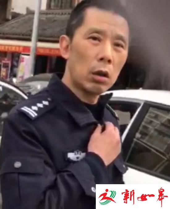 四川一协警制止狱警违停被鄙视 涉事狱警已被停职