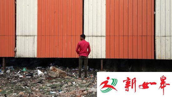 厕所定位服务App的推广就旨在帮助印度解决这一世纪难题，不过一些批评意见人士表示，该服务只适用于网络覆盖良好、人们会使用智能电话的地区，而大多数无法得到良好卫生条件的人们都在农村地区。