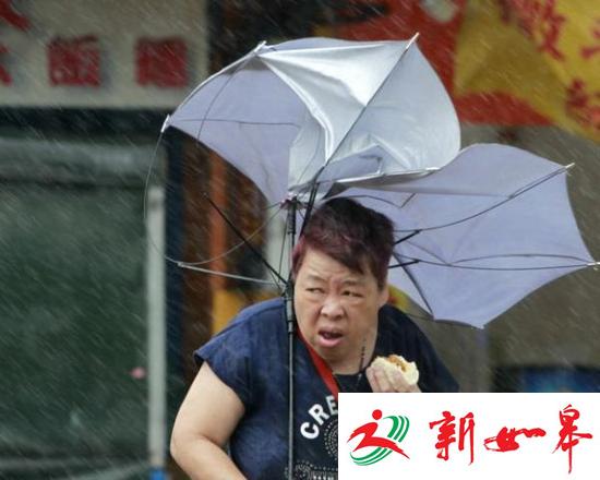 老伯洪水中淡定喝咖啡成网红 网友改图被