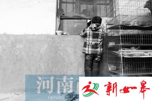 男孩精神分裂被锁小屋447天 母亲:打伤别人谁抵命