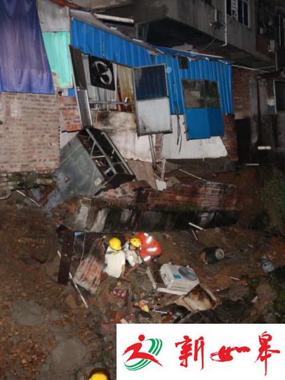 10月1日凌晨，受持续降雨影响，一栋位于莆田市仙游县郊尾镇一内河河道旁的民房突然发生部分坍塌。　王丹丹 摄