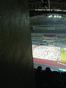 因座位贴近墙根，左侧视野被遮挡，完全看不到舞台。/晨报记者张硕