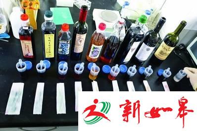 样品中加入小苏打水溶液，部分样品变绿