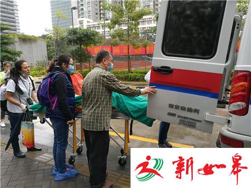 罗一笑的遗体被送上救护车