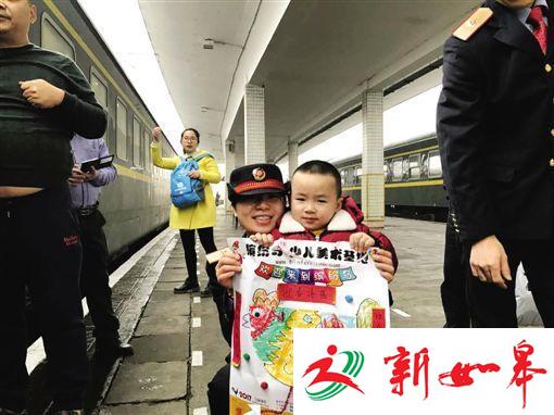 春运列车停站4分钟 女列车员与儿子站台拥抱团聚