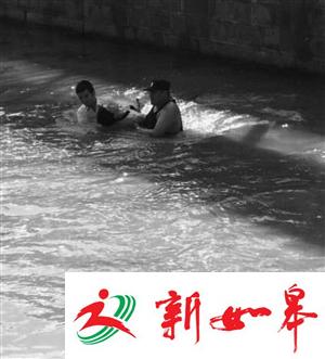 浙江一条河里漂着男子 肚子上深深地插着一把刀