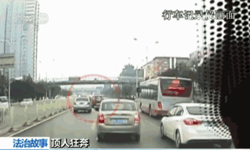 因拒交19.5元停车费 男子开车顶人闹市狂奔