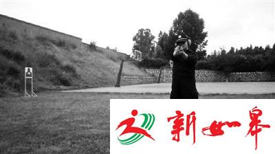 云南警校女教师“扛枪”上课走红：不想成为网红