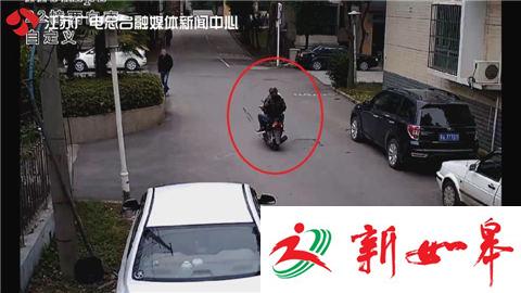 小偷趁乘客上下车联手盗窃 抓捕时发现疑似毒品