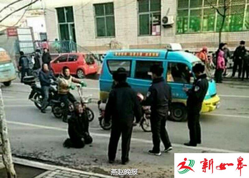 老人酒后当街下跪