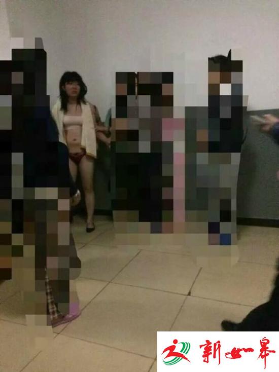 男子潜入大学女浴室偷窥被抓 头戴假发身着女衣