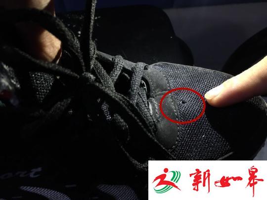 重庆一男子穿“偷拍鞋”闹市偷拍被反扒民警逮正着（图）