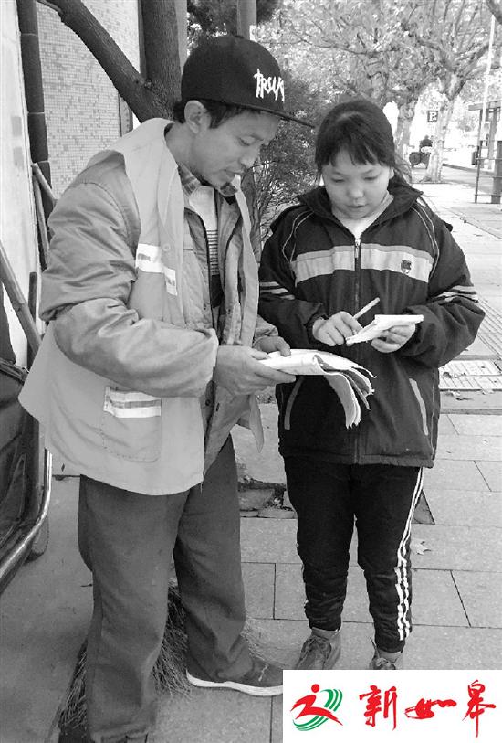 12岁女孩电话亭当书房 每晚借光做作业等父母下班