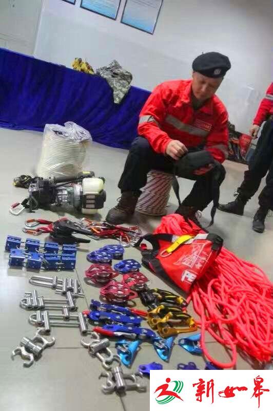 四川古蔺一男子坠入百米天坑 救援人员已赶到现场