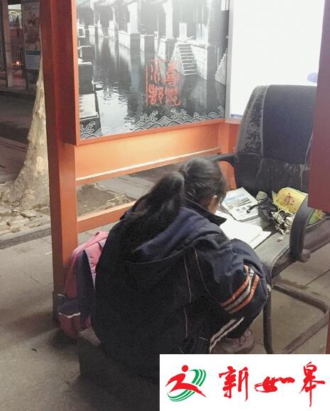12岁女孩电话亭当书房 每晚借光做作业等父母下班