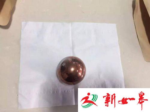 天降铁球砸死女婴 孩子父母起诉整栋住户