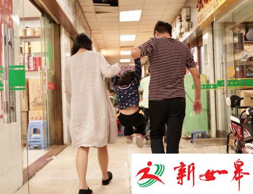 大人提着小孩走，容易造成孩子手臂脱臼 