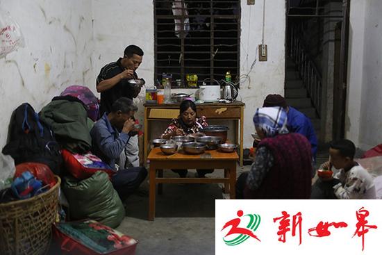 缅甸边民:借住中国亲戚家 安静了就跑回去喂下牛