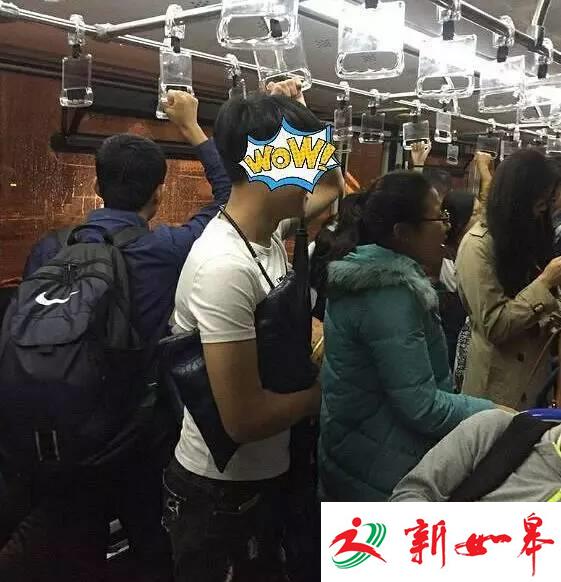 根据网友爆料，昨天杭州萧山机场一名男子一下飞机就成了全场焦点人物。