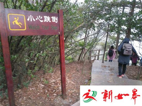 张家界一游客不慎从栅道坠落 被困在半山腰