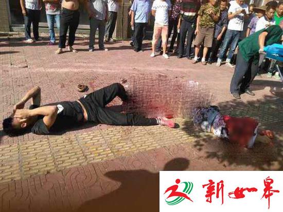 两名学生被砍倒在地。来源：贴吧网友 kobe1908