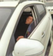 司机赶路一夜未眠 途中犯困停应急车道大睡