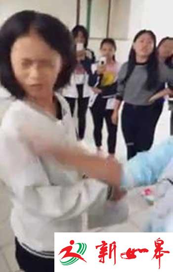 中学女生被扇耳光。视频截图