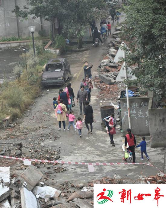曝四川两百多幼儿废墟中上学 官方:一周内安置