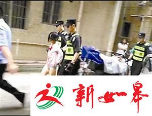 当事女子被警方带走调查。 市民视频截图