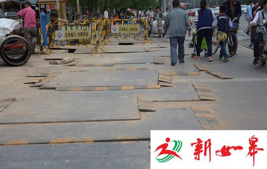 路面被装上了大大小小的减速带