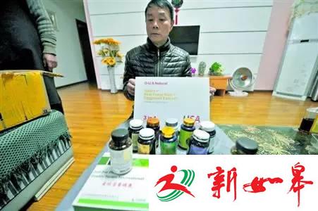 快递哥见老人多次签收保健品，截下钱联系家人！