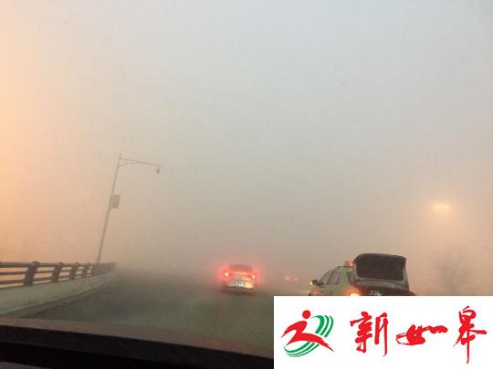 大雾致成都道路能见度极低。　吕杨 摄