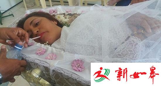 巴西女子办生前丧礼 躺在棺材听亲友致悼词