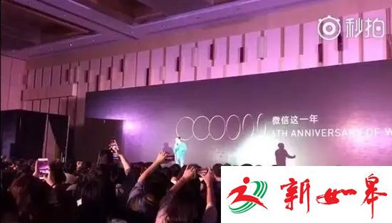 网友吐槽年终奖:前两年发台历 今年每人1条红腰带