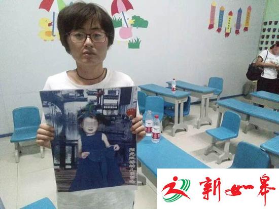 天津被遗忘车内女童系唯一乘客 老师未询问家长