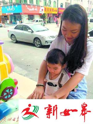 洋洋带着弟弟玩耍。