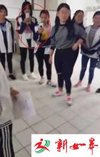 女生被打时还有同学在一旁拍摄视频。视频截图