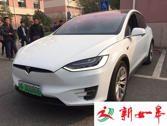 上海首块新能源车牌:绿色6位数 由特斯拉车主获得