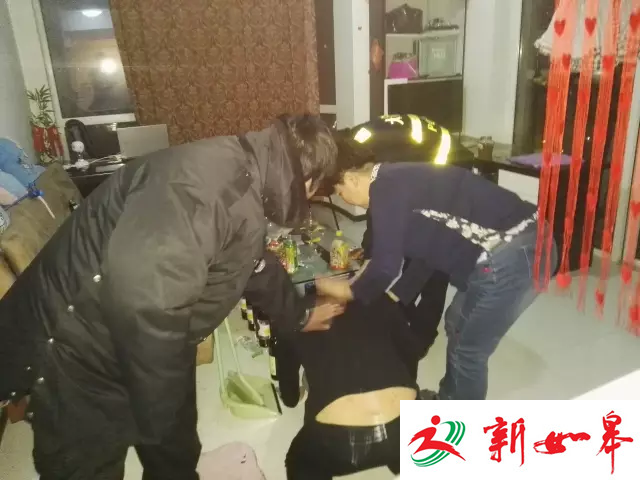 男子网上直播自杀 欲吃百片安眠药时被警察救下