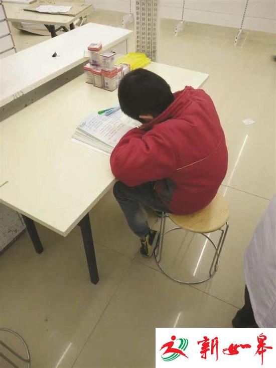 男孩路灯下写作业