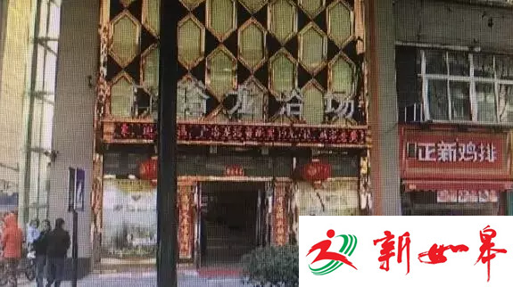 大妈在浴场哄孩子被打 然后她在浴场里放起了鞭炮