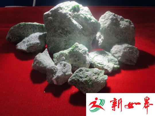 12日上午，海口海关召开新闻发布会，通报近日捣毁的4团伙走私近20亿元人民币(下同)宝石大案。图为海口海关展示查获的走私宝石原石。　付美斌 摄