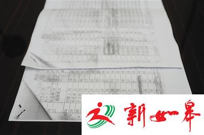 这是记者12月13日在遇难者家属手中拿到的一份岫岩洪灾死亡人数统计名单，这本来是一份45人的名单。12月16日，记者见到了当地一位退休老干部。该老干部证实这份名单是他挨家挨户统计的，划去的7人是因为无法核实，剩余38人经过核实在灾害中遇难。新京报记者 吴江 摄