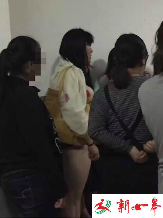 男子潜入大学女浴室偷窥被抓 头戴假发身着女衣