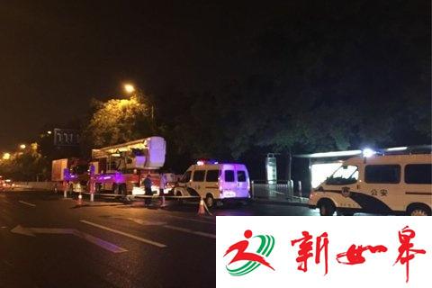 北京一男一女爬塔顶超16小时 消防救援五次未果