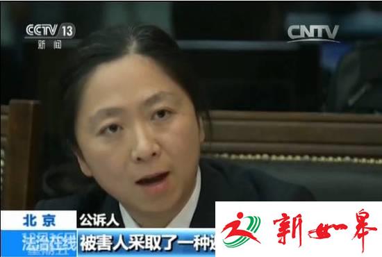 因拒交19.5元停车费 男子开车顶人闹市狂奔